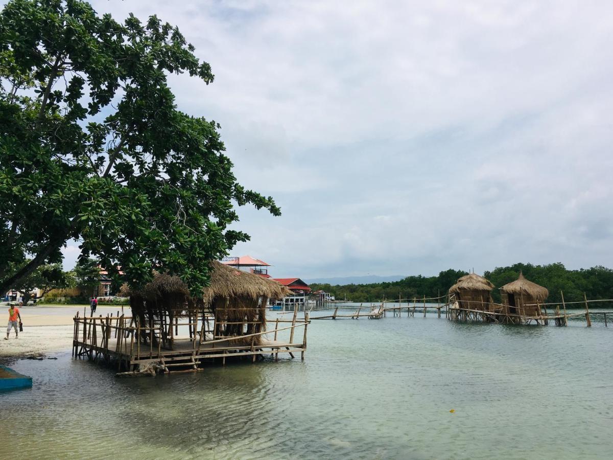 Hotel Barrio House Mactan 2*