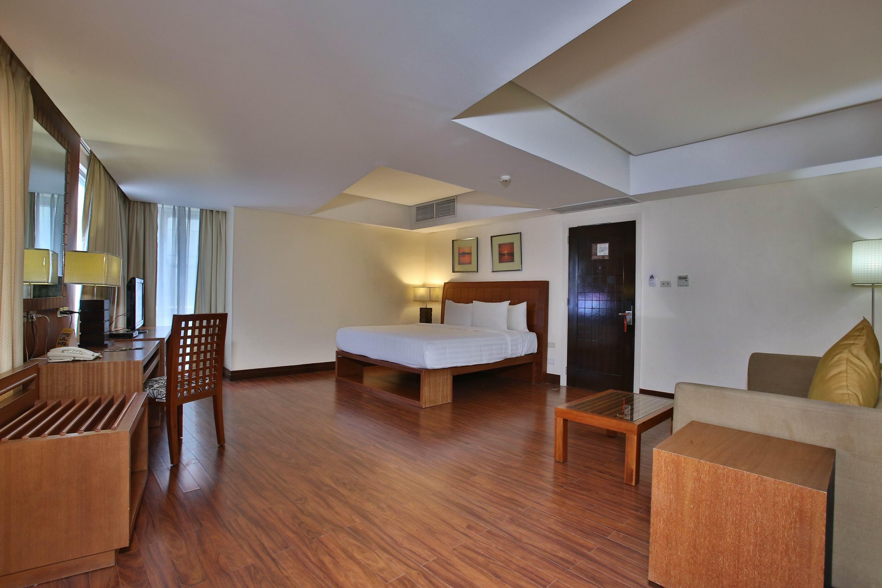 Hotel Crown Regency & Towers 4*