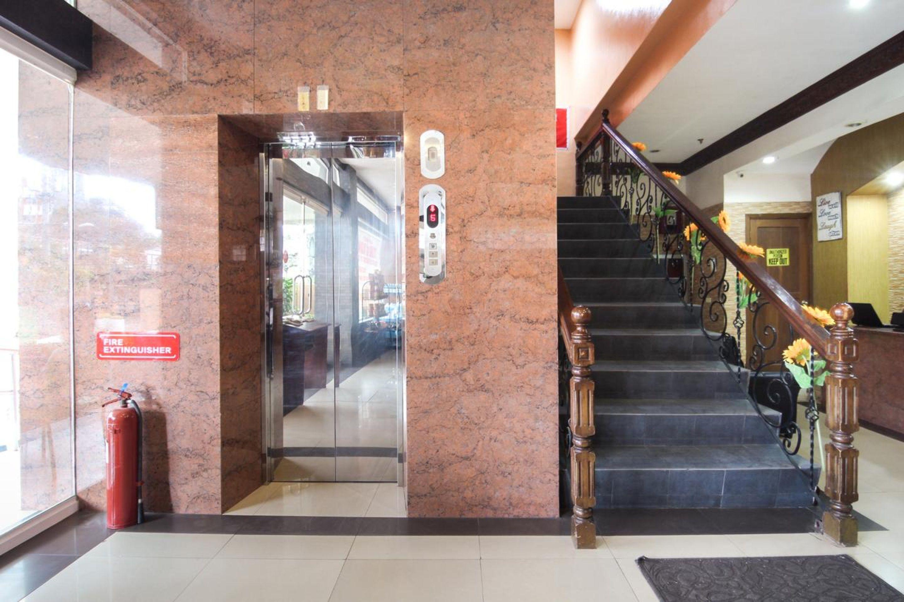 Oyo 130 Jy Crown Palace Hotel
