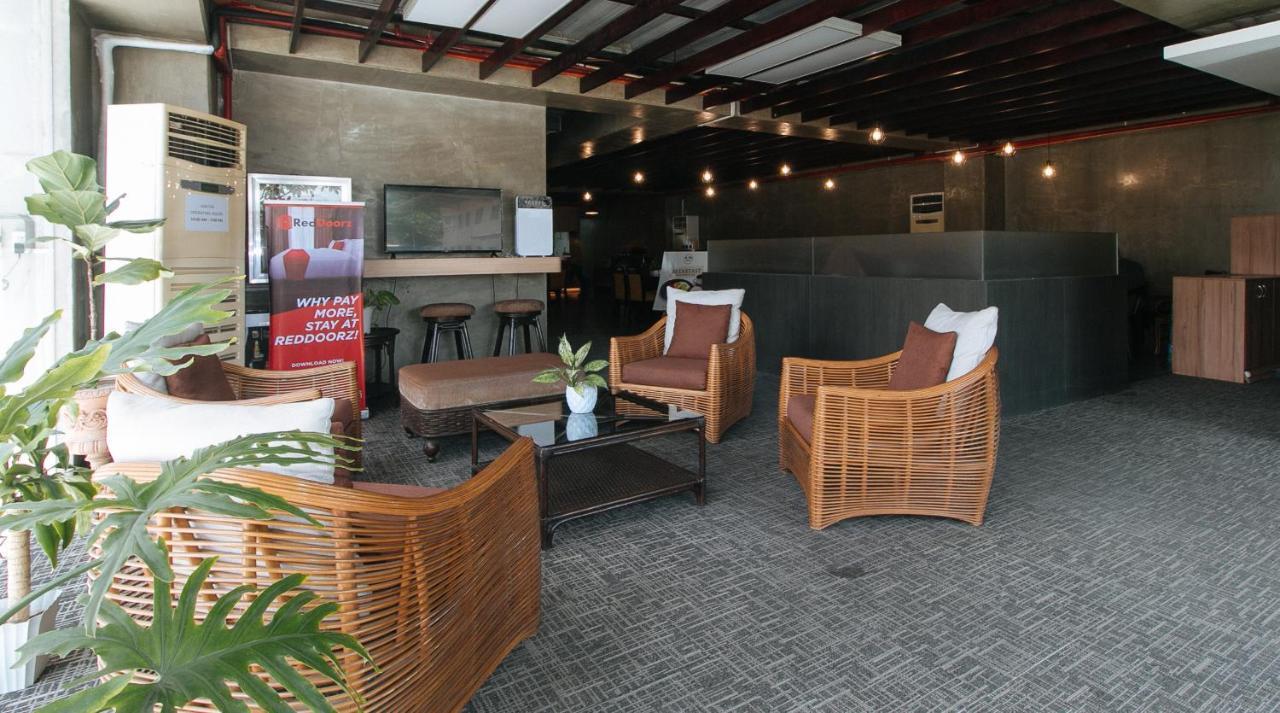 Hotel Reddoorz @ Insular Square 2*