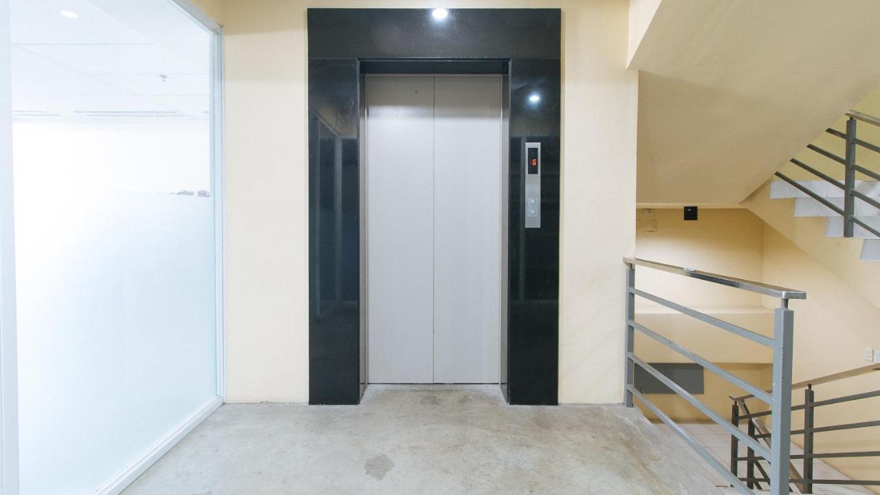 Reddoorz @ Insular Square Hotel