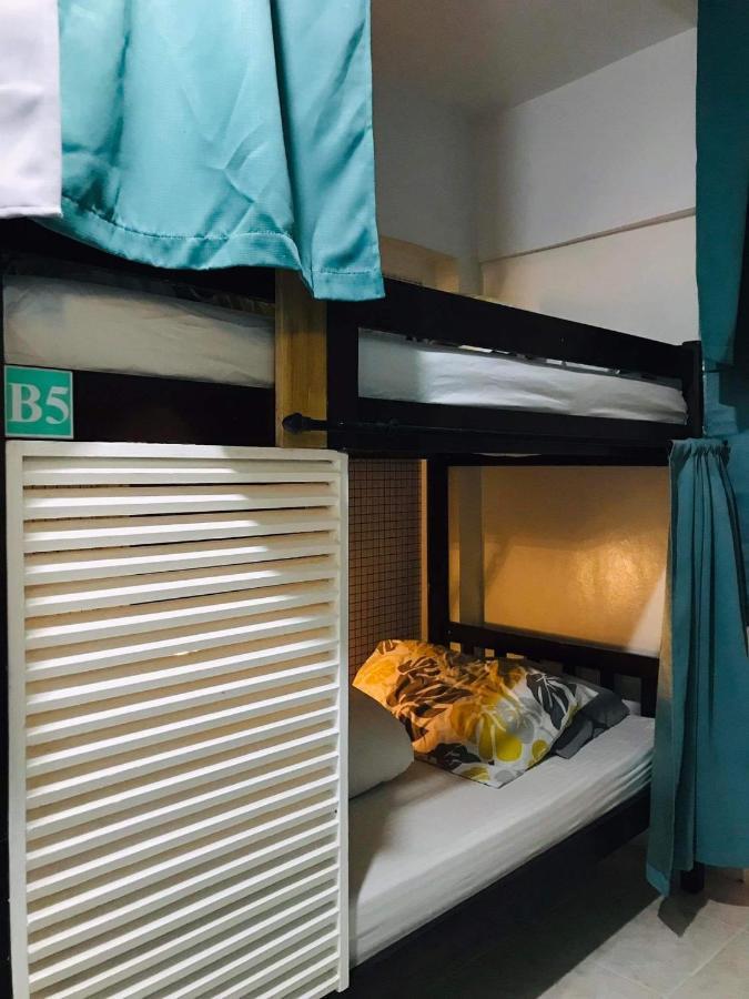 Che & Female Colon, Hostel