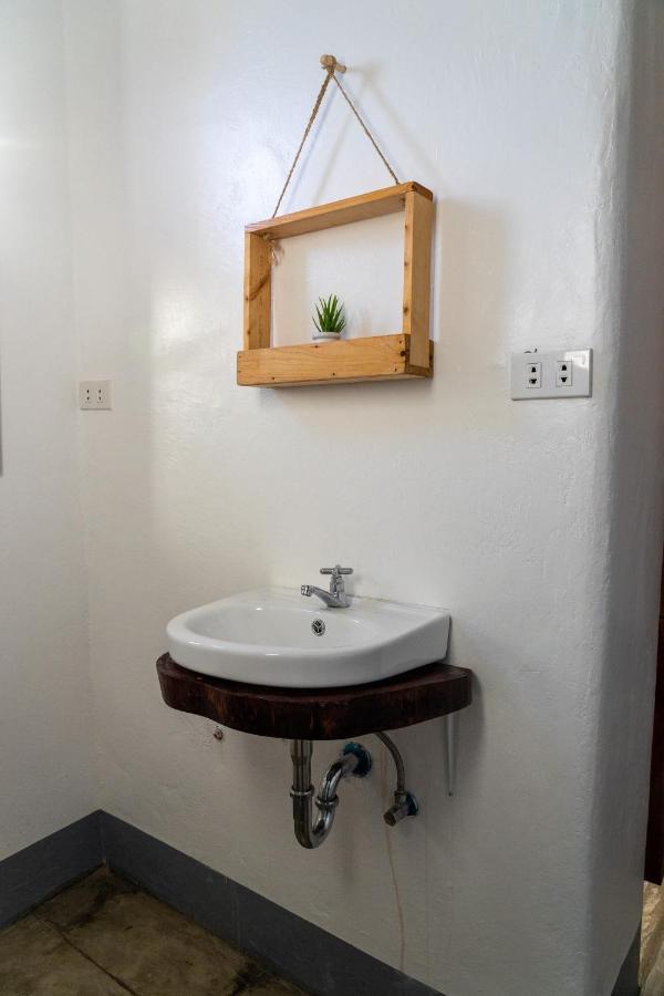 Momo Hostel Moalboal