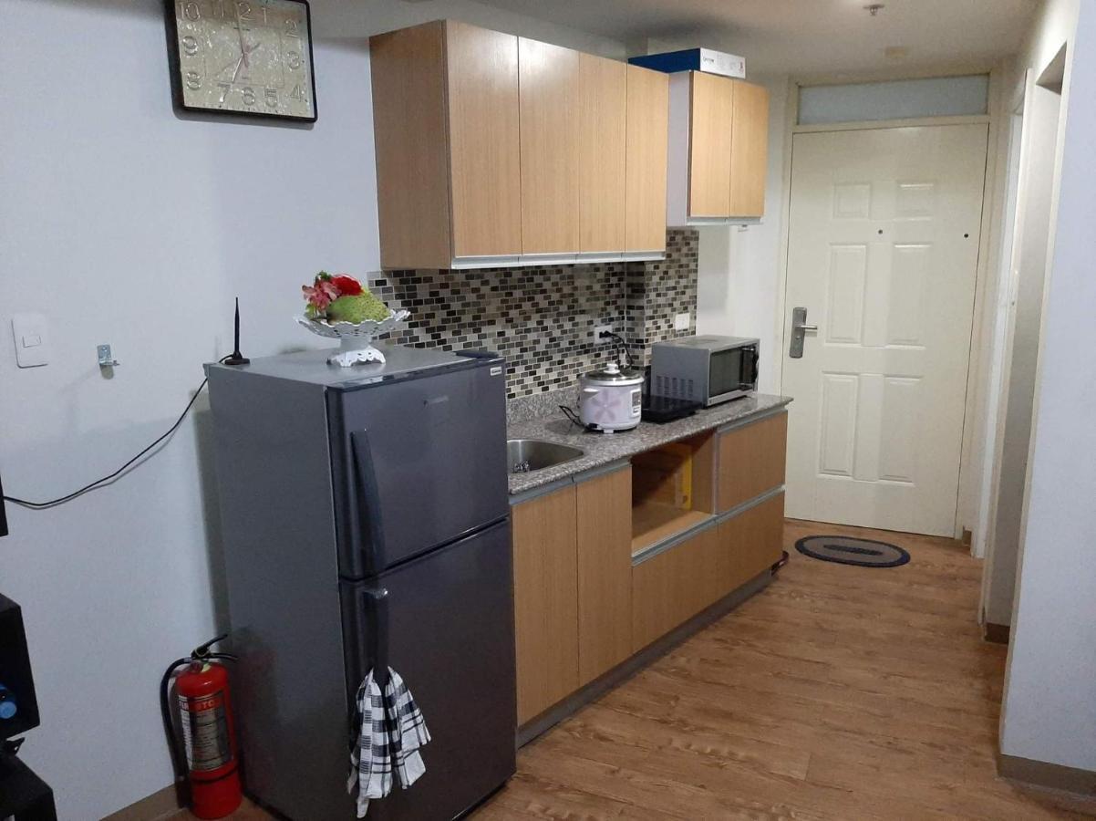 Myrna's Studio Apartment