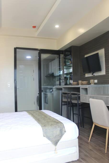 Near Ayala W Wifi Balcony Apartment Cebu