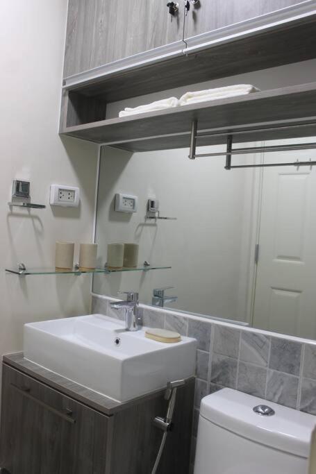 Near Ayala W Wifi Balcony Apartment