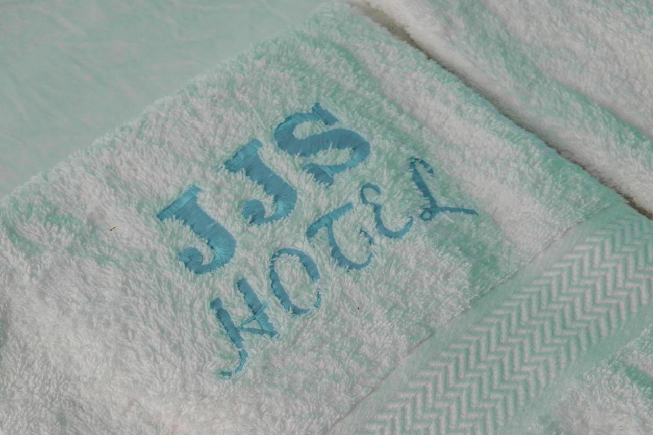 Jjs And Hotel *