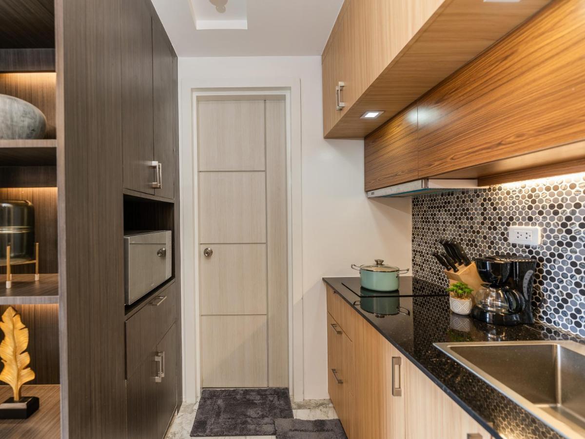 537 Amani Luxury Suite, 3 Minutes To Airport,with Gym & Pool, Fast Wi-fi, Free Netflix *