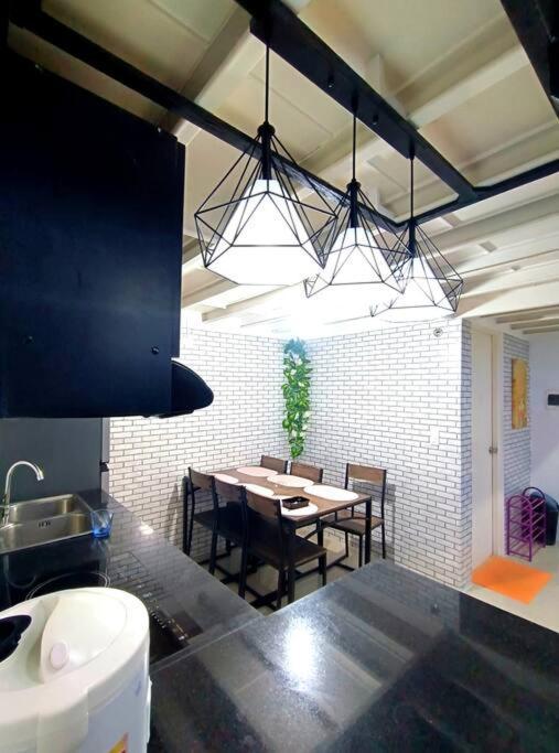 Special Big Loft Unit W/netflix & Fibreop Internet Apartment