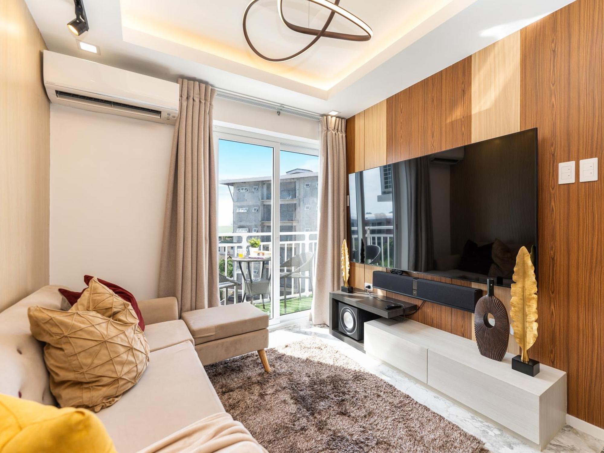 537 Amani Luxury Suite, 3 Minutes To Airport,with Gym & Pool, Fast Wi-fi, Free Netflix *