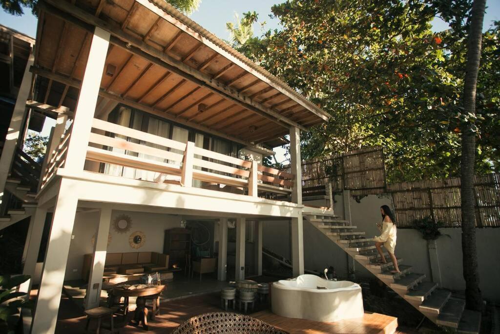 Bahay bakasyunan Exclusive Beachfront W/ Outdoor Tub & Kayaks *
