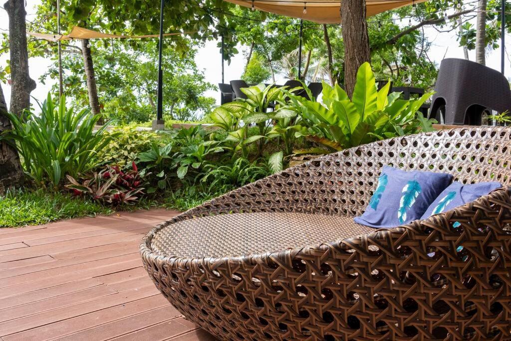 Bahay bakasyunan Exclusive Beachfront W/ Outdoor Tub & Kayaks