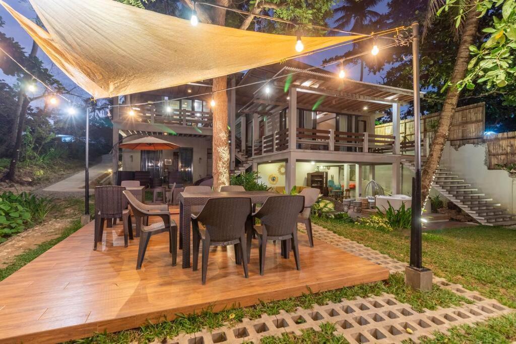 Bahay bakasyunan Exclusive Beachfront W/ Outdoor Tub & Kayaks *