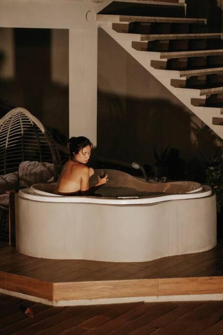 Exclusive Beachfront W/ Outdoor Tub & Kayaks