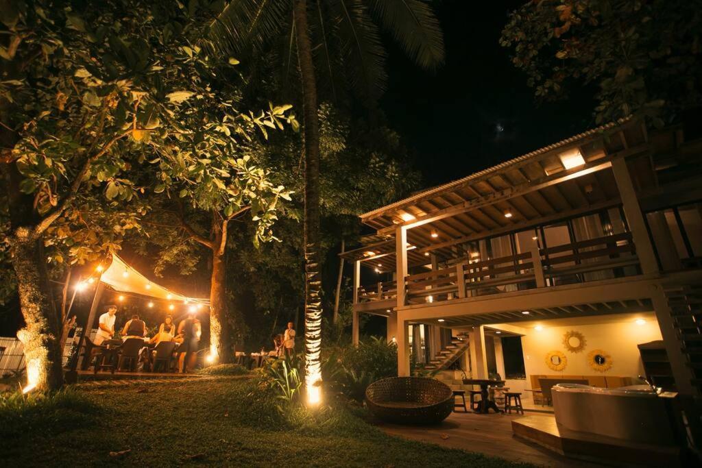 Bahay bakasyunan Exclusive Beachfront W/ Outdoor Tub & Kayaks *