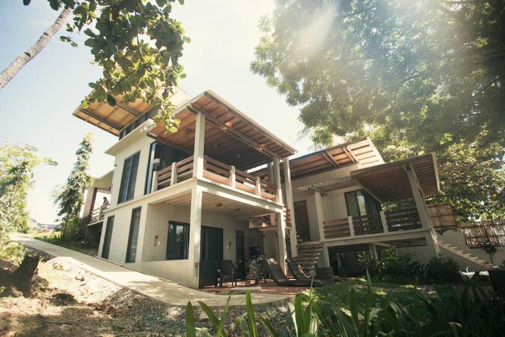 Exclusive Beachfront W/ Outdoor Tub & Kayaks Bahay bakasyunan Danao (Cebu)