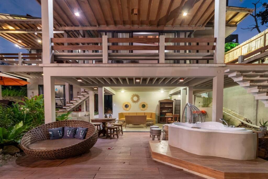 Exclusive Beachfront W/ Outdoor Tub & Kayaks Bahay bakasyunan