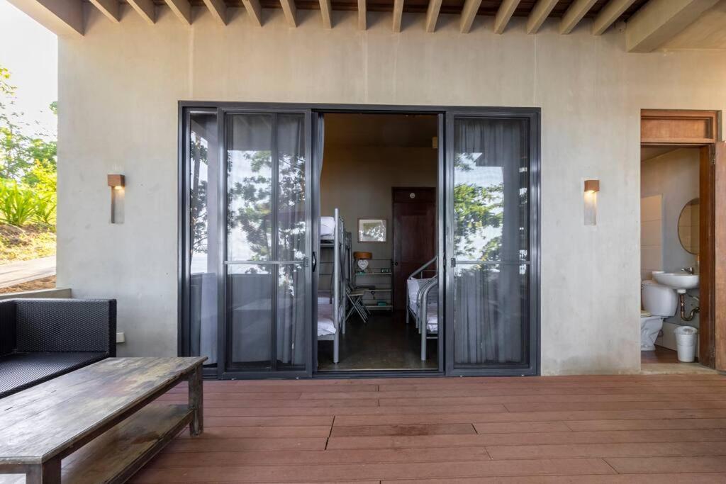 Bahay bakasyunan Exclusive Beachfront W/ Outdoor Tub & Kayaks