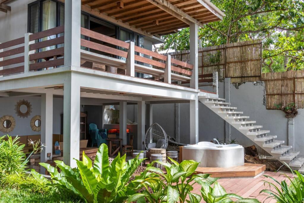 Exclusive Beachfront W/ Outdoor Tub & Kayaks Bahay bakasyunan