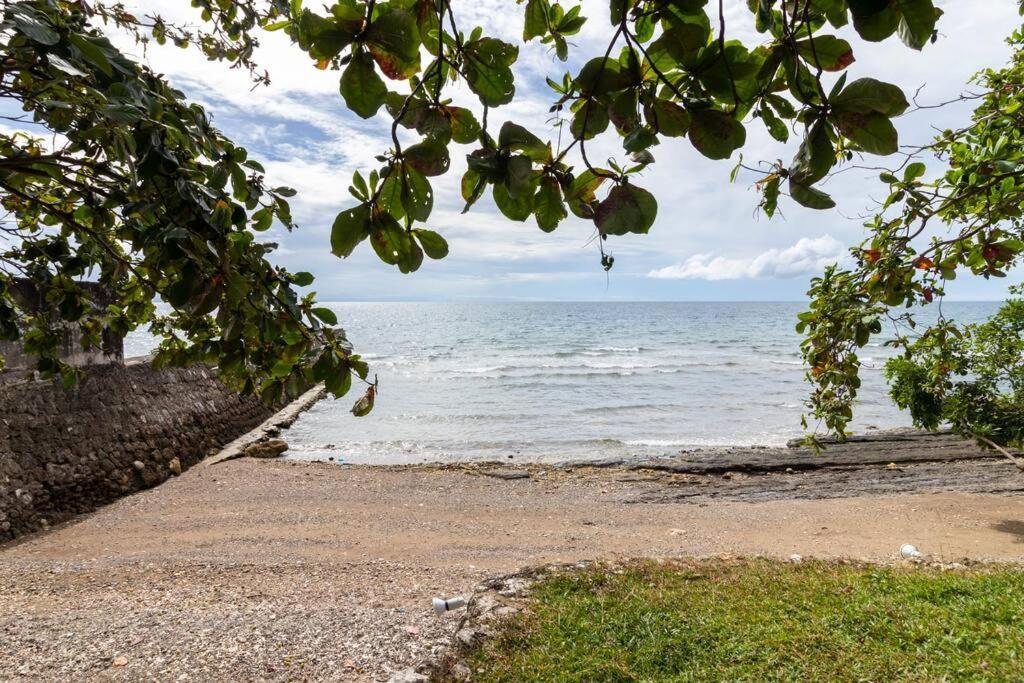 Bahay bakasyunan Exclusive Beachfront W/ Outdoor Tub & Kayaks