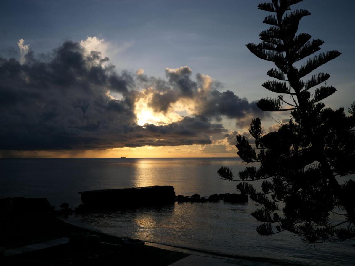 Flores Beachside 4*