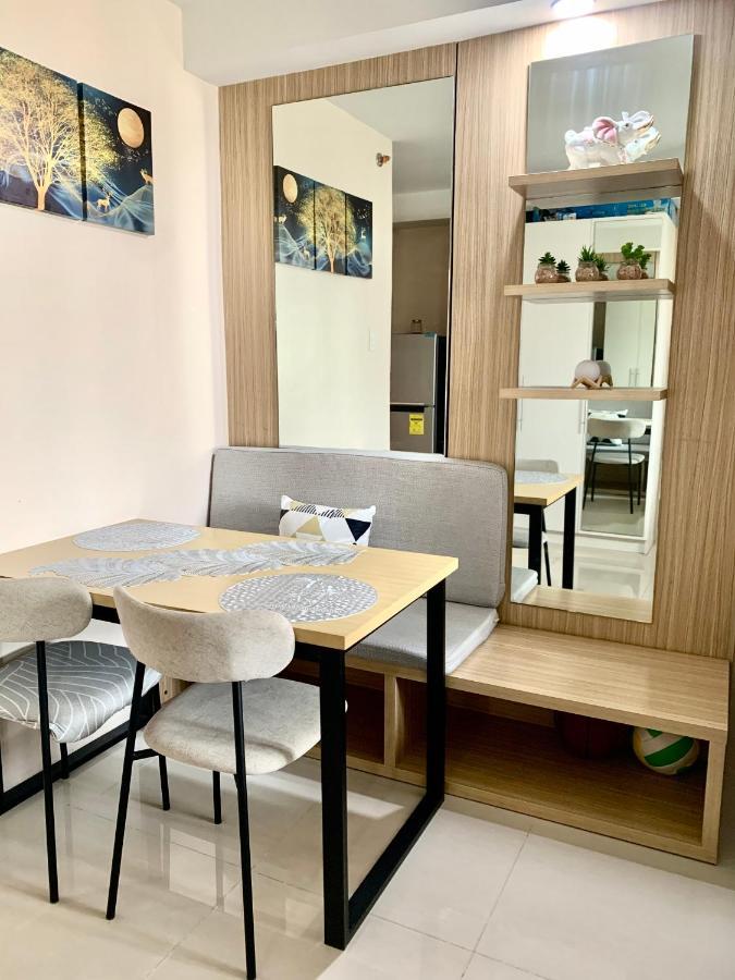 The Persimmon Near Ayala And Sm Apartment *