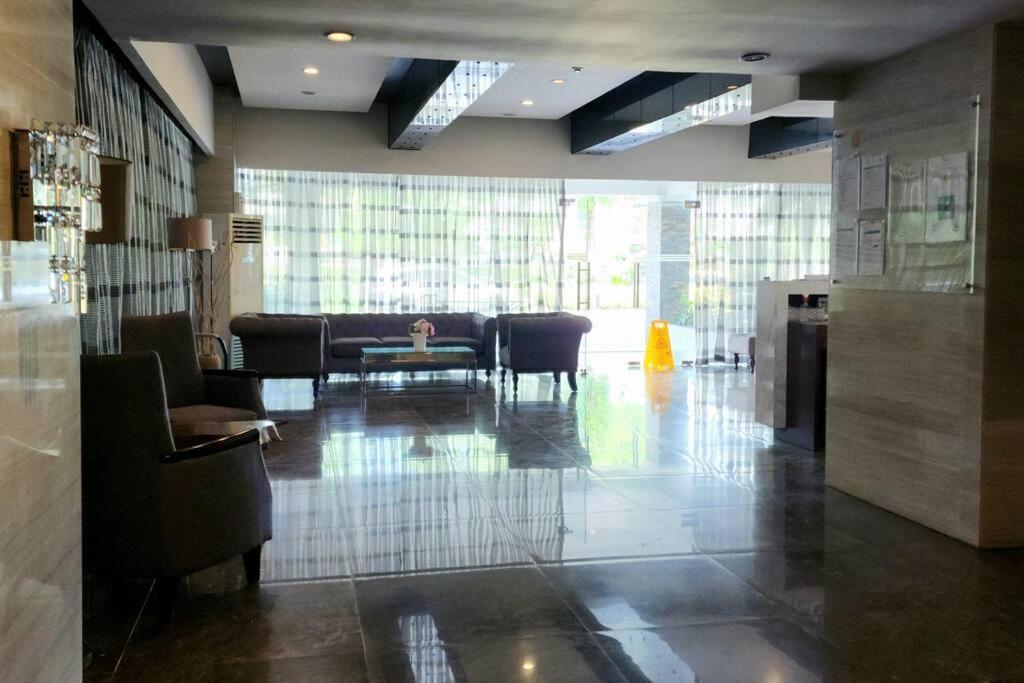 Budget Price Near It Park & Ayala, City Apartment *