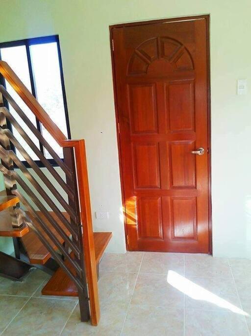 Bahay bakasyunan Family Friendly Entire House 4 Minutes To *