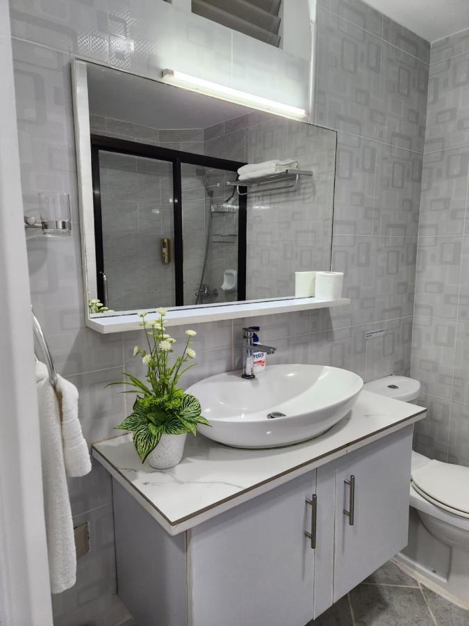 Azur Suites: Stylish Airport Retreat With Netflix & Luxe Pool Apartment