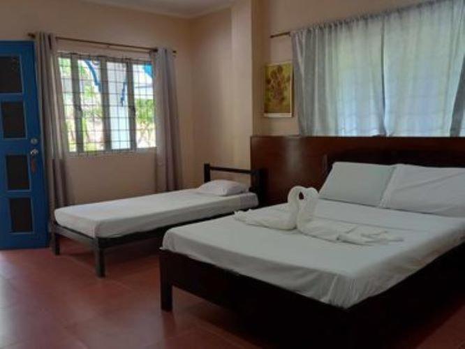Hotel Zhang And Dive Center Opc