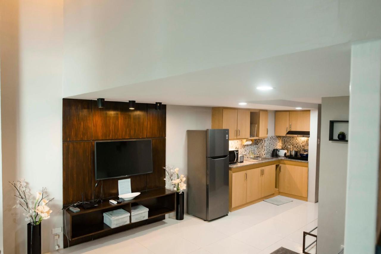 Renovated - Center - Pool Access - 2 A/cs Apartment *