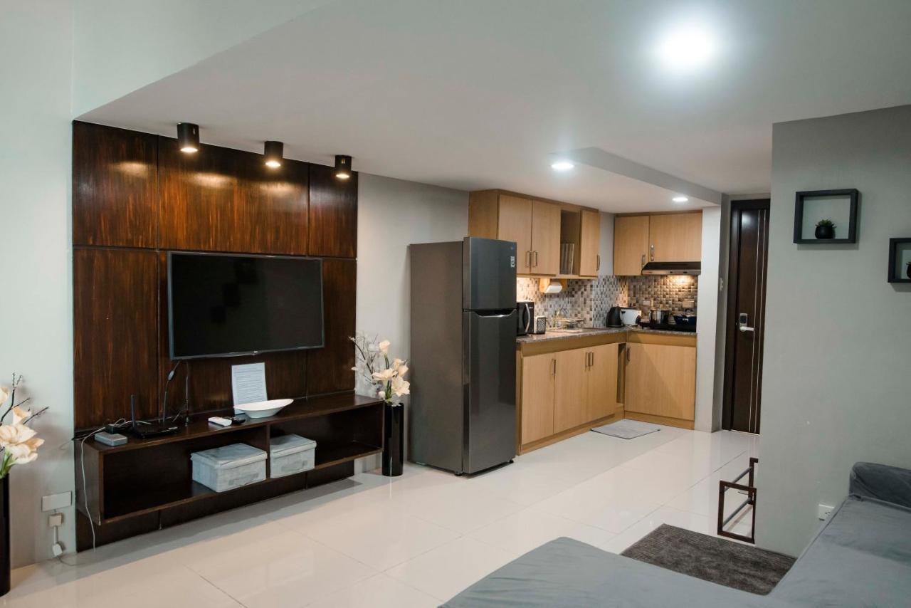 Apartment Renovated - Center - Pool Access - 2 A/cs Cebu