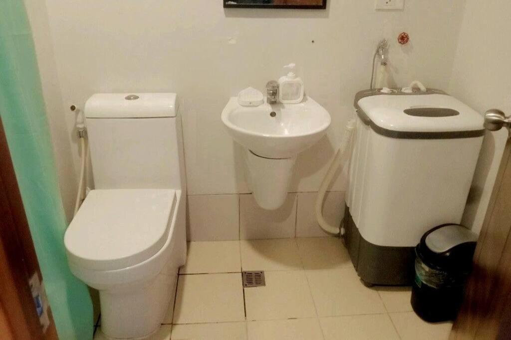2br Unit With Balcony At The Center Of Apartment *