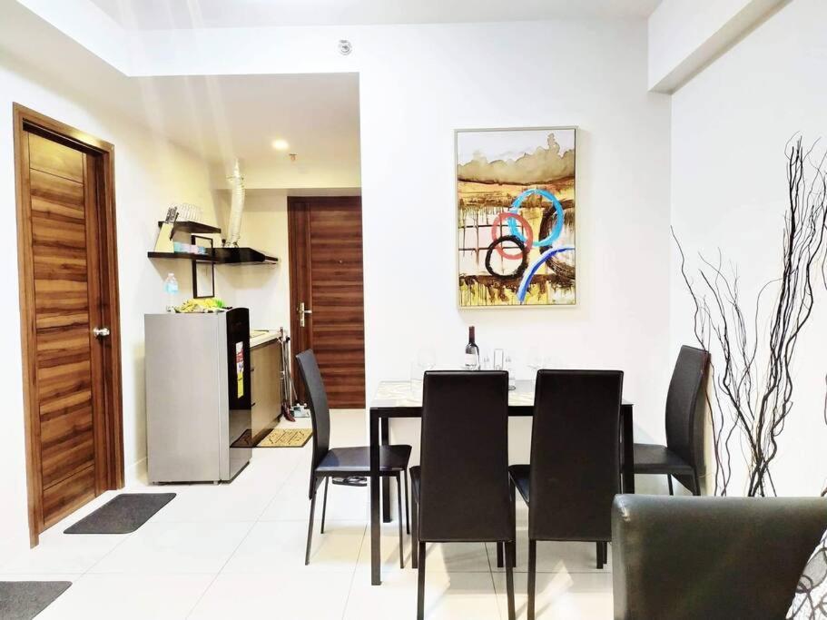 Apartment 2br Unit With Balcony At The Center Of