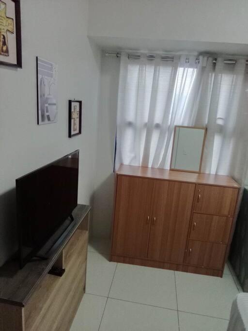 Apartment 2br Unit With Balcony At The Center Of *