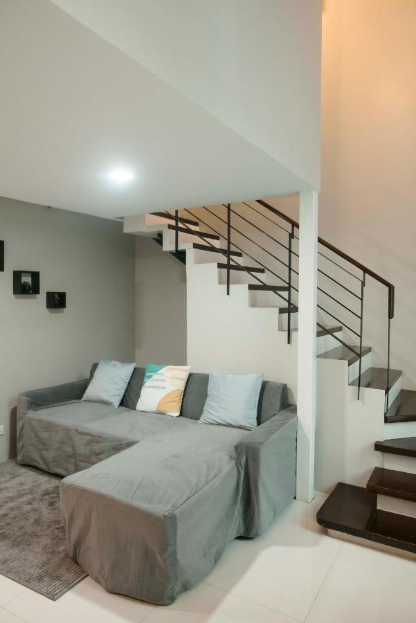Renovated - Center - Pool Access - 2 A/cs Apartment Cebu