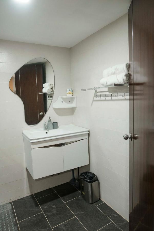 Apartment Renovated - Center - Pool Access - 2 A/cs Cebu