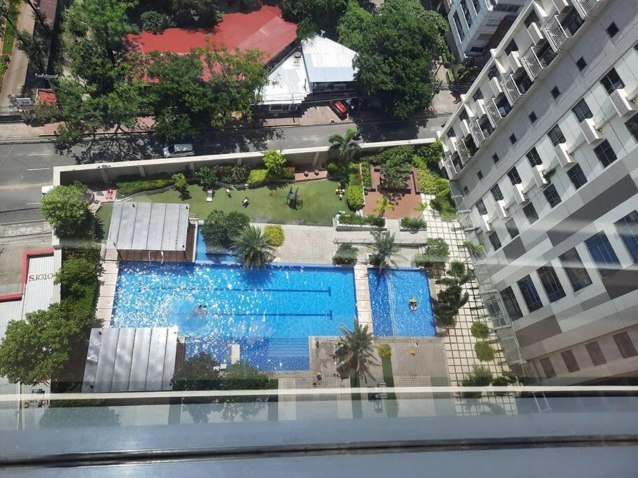 Horizons 101 Studio + Pool + Gym + Netflix Apartment