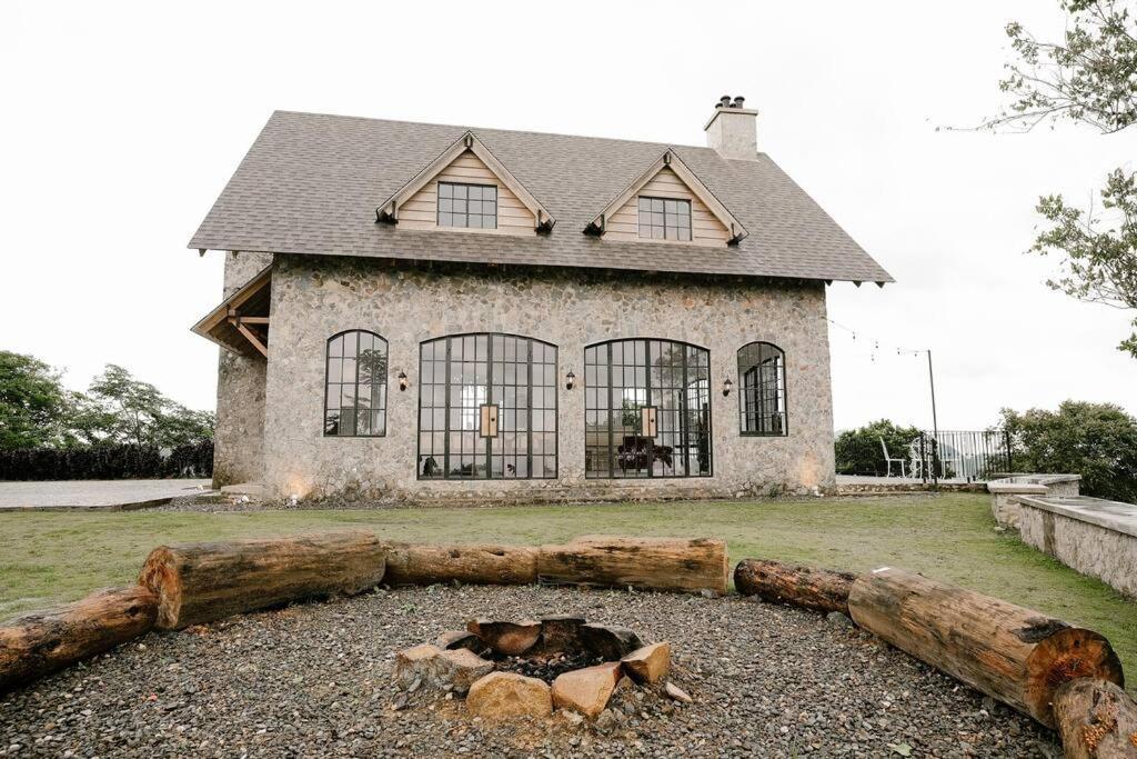 Bahay bakasyunan The Old Country Stone House Cebu