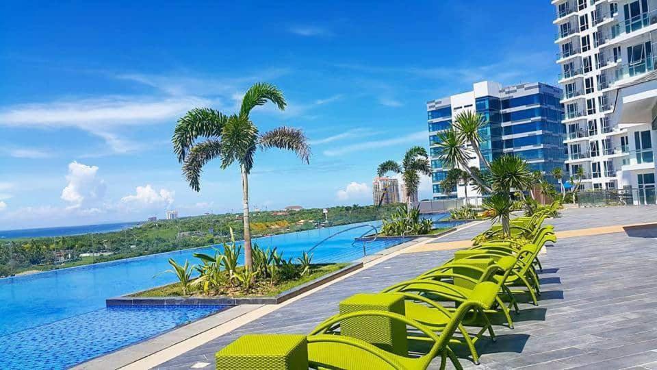 Mactan Airport View With Beach Condominuim