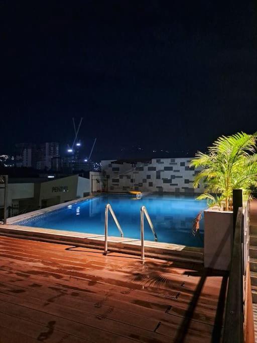 Staycation At Ethon's Apartamento
