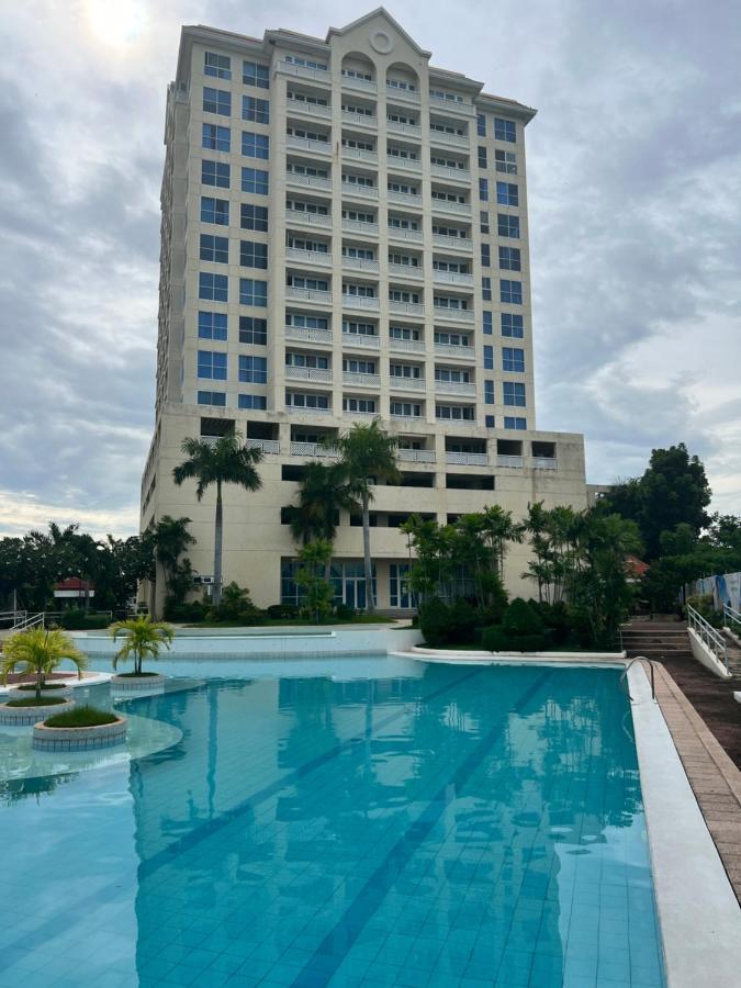 La Mirada Residences Sea-view Apartment *
