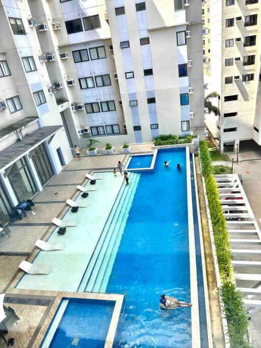 Living,the Persimmon Double Beds 4pax Apartment Cebu