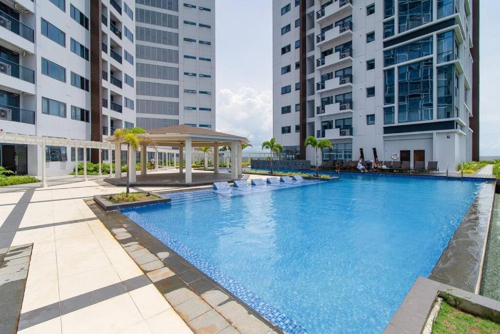 Omp 17j-t1, Seaview, Beach, Pool Access,near Airport, Fast Wi-fi, Netflix