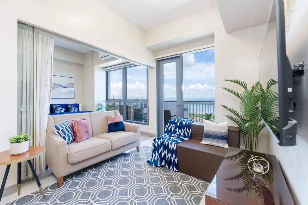 Omp 17j-t1, Seaview, Beach, Pool Access,near Airport, Fast Wi-fi, Netflix Apartment *