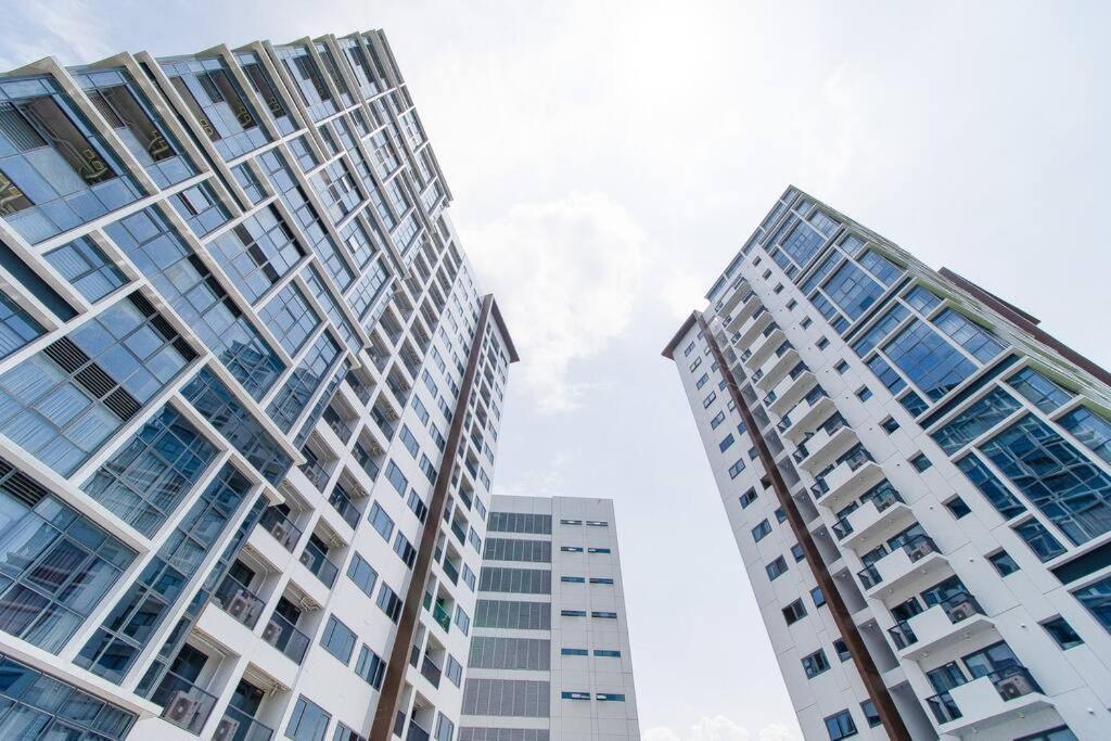 Apartment Omp 17j-t1, Seaview, Beach, Pool Access,near Airport, Fast Wi-fi, Netflix *