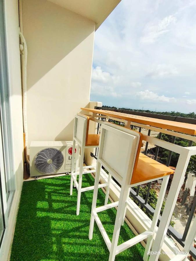 Nate & Athalia's Cityscape Condotel *