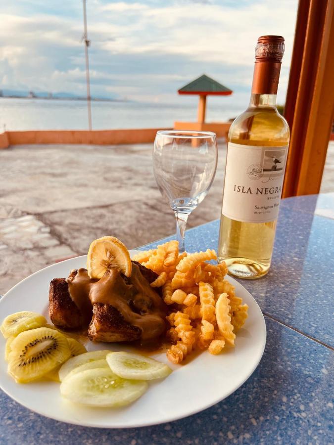 Resort Rainbow Beach Bar & *