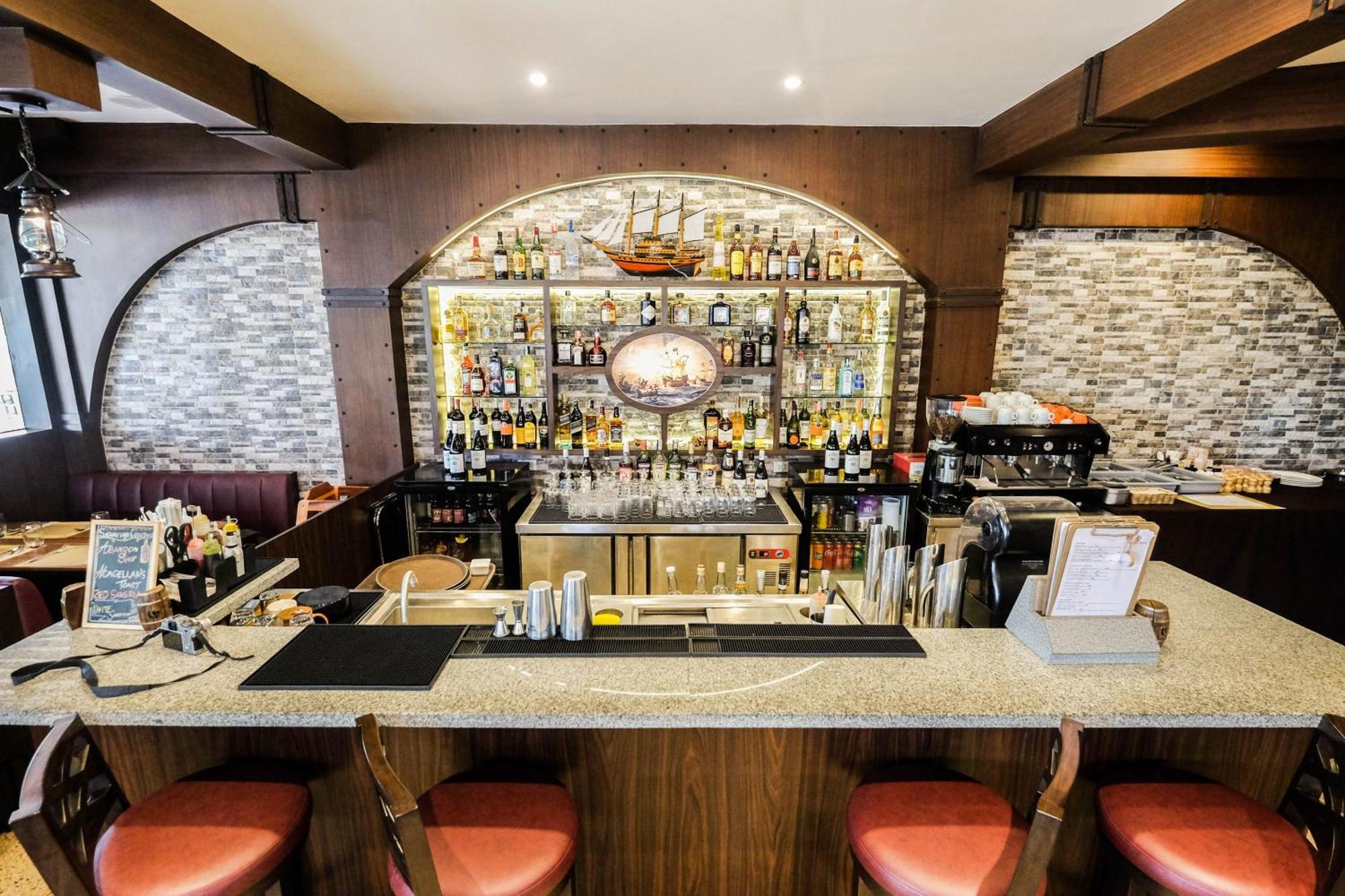 Hotel Quincentennial 3*