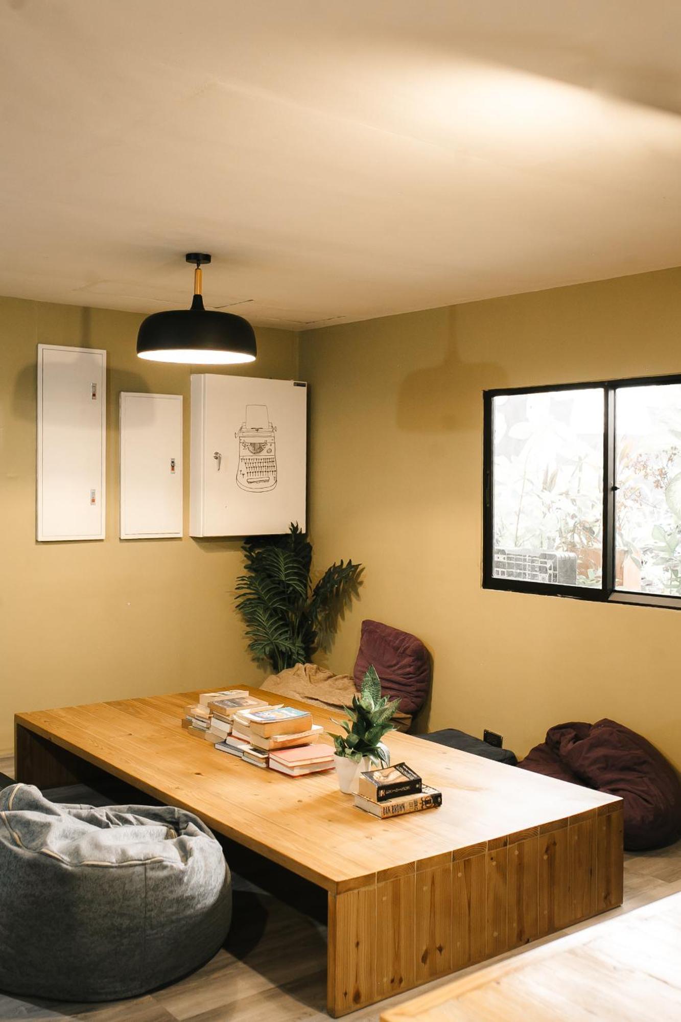 Albergue Murals And Cafe *